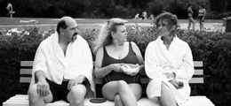 Die Schauspielerin Irene Weininger (Gabrielle Scharnitzky, re.) bekommt von der Freibadbesucherin Barbara (Carolin Spiess, Mi.) und ihrem Mann Uwe (Andreas Hoss, li.) gesagt, wie &auml;hnlich sie der Schauspielerin Irene Weininger sieht.