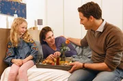 Judith (Felicitas Woll, m) besteht Mark (David Rott, r) gegenüber darauf, morgen Anna (Ida Sophia Wieland, l) in die Schule zu bringen. Judith (Felicitas Woll, m) besteht Mark (David Rott, r) gegenüber darauf, morgen Anna (Ida Sophia Wieland, l) in die Schule zu bringen.