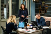 LAW & ORDER: SPECIAL VICTIMS UNIT -- "Know It All" Episode 1814 -- (l-r) Mariska Hargitay as Olivia Benson, Ice-T as Odafin Tutuola LAW & ORDER: SPECIAL VICTIMS UNIT -- "Know It All" Episode 1814 -- (l-r) Mariska Hargitay as Olivia Benson, Ice-T as Odafin Tutuola