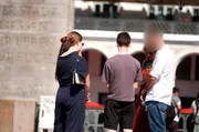 Der wegen Volksverhetzung verurteilte Prediger Anselm Urban steuert seine Anhänger aus den USA weiter an, und ruft zum sogenannten “Seelen Gewinnen Marathon” auf. Zwei Passanten lassen sich in der Hamburger Innenstadt auf ein Gebet ein. Der wegen Volksverhetzung verurteilte Prediger Anselm Urban steuert seine Anhänger aus den USA weiter an, und ruft zum sogenannten “Seelen Gewinnen Marathon” auf. Zwei Passanten lassen sich in der Hamburger Innenstadt auf ein Gebet ein.