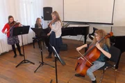 Marta singt nicht nur, sie spielt auch Geige. Zusammen mit ihren Freunden hat sie ein Musikquartett gegründet. Marta singt nicht nur, sie spielt auch Geige. Zusammen mit ihren Freunden hat sie ein Musikquartett gegründet.