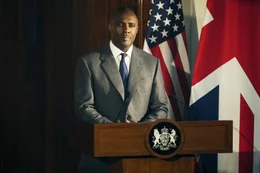 Der britische Premierminister Sam Clarke (Idris Elba) ist ein besonnener und integrer Politiker.