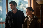 (l-r) David Giuntoli als Nick Burkhardt, Toni Trucks als Deputy Sheriff Janelle Farris (l-r) David Giuntoli als Nick Burkhardt, Toni Trucks als Deputy Sheriff Janelle Farris