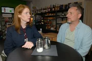 Toni (Olivia Marei) und Michael "Michi" (Lars Pape) haben keine Erkl&auml;rung f&uuml;r manches merkw&uuml;rdiges Verhalten.