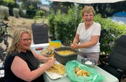 Manuela Langenkämper(60) und ihre Mutter Linde Verschüren (85) kochen Reibekuchenplätzchen. Manuela Langenkämper(60) und ihre Mutter Linde Verschüren (85) kochen Reibekuchenplätzchen.