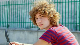 Nino (Gabriele Pizzurro) wartet auf seinen Freund Gianni.