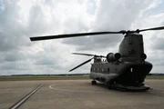 Nahaufnahmen des Chinook-Hubschraubers auf der Startbahn.