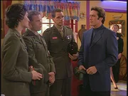 Lieutenant Steve Sloan (Barry Van Dyke, r.) befragt die verd&auml;chtigen Marines zum angeblichen Selbstmord ihres Kameraden.