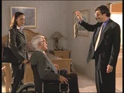 Tod (Richard Cox, r.) hat in Marks (Dick Van Dyke, M.) Zimmer eine tote Ratte gefunden. Amanda (Victoria Rowell, l.) und Mark sind entsetzt &uuml;ber die hygienischen Zust&auml;nde in dem Altersheim, in das Mark sich eingeschleust hat.