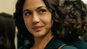 Zeyneb trifft im Fahrstuhl auf Rose und Samy. Zeyneb trifft im Fahrstuhl auf Rose und Samy.