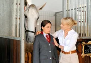 "Das Glück dieser Erde", "Prüfungen." Katharina präsentiert Bürgermeister Brunner ihr Konzept zum Ausbau des Gestüts; Maria arbeitet an ihrem Traum, als erste Frau Bereiterin in der Hofreitschule zu werden. Birgit steckt in einem Scheidungskrieg. Im Bild (v.li.): Jennifer Newrkla (Maria Schachner), Eva Herzig (Katharina Lenz). "Das Glück dieser Erde", "Prüfungen." Katharina präsentiert Bürgermeister Brunner ihr Konzept zum Ausbau des Gestüts; Maria arbeitet an ihrem Traum, als erste Frau Bereiterin in der Hofreitschule zu werden. Birgit steckt in einem Scheidungskrieg. Im Bild (v.li.): Jennifer Newrkla (Maria Schachner), Eva Herzig (Katharina Lenz).