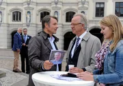 Thomas (Gerry Hungbauer, l.) erkennt nach den Eier-W&uuml;rfen, wie perfide Naumann (Markus Stolberg, 2.v.r. mit Komparsin, r.) seine &Auml;u&szlig;erung &uuml;ber Billiglohn-Arbeitspl&auml;tze gegen ihn gewendet hat (mit Klaus Christian Schreiber, M. und Joachim Kretzer, 2.v.l.).