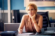 Melanie (Claudia Hiersche) ist irritiert von Direktor Rose. Melanie (Claudia Hiersche) ist irritiert von Direktor Rose.