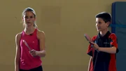 Emily hat noch nie Tischtennis gespielt. Um die Herausforderung zu schaffen, muss sie ein Match gegen Luca gewinnen. Emily hat noch nie Tischtennis gespielt. Um die Herausforderung zu schaffen, muss sie ein Match gegen Luca gewinnen.