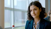 Zeyneb (Soma Pysall) versucht Magda zu überzeugen, einen Artikel zur Kandidatur der Grünen zu schreiben. Zeyneb (Soma Pysall) versucht Magda zu überzeugen, einen Artikel zur Kandidatur der Grünen zu schreiben.