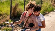 Zwischen Nino (Gabriele Pizzurro, links) und Gianni (Samuele Segreto, rechts) entwickelt sich eine zarte Liebesbeziehung. Zwischen Nino (Gabriele Pizzurro, links) und Gianni (Samuele Segreto, rechts) entwickelt sich eine zarte Liebesbeziehung.