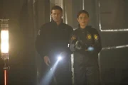 Die Dokumentarfilmerin Marni Hunter wurde in den verschlungenen G&auml;ngen unter der Stadt ermordet aufgefunden. Agent Booth (David Boreanaz) beauftragt Dr. Brennan (Emily Deschanel), die &Uuml;berreste des Leichnams zu untersuchen. Die Verwendung des sendungsbezogenen Materials ist nur mit dem Hinweis und Verlinkung auf TVNOW gestattet.