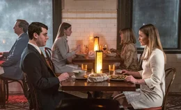 Der junge Otto (Truman Hanks, 2.v.l.) hat Sonya (Rachel Keller, r.) zum Essen eingeladen, obwohl seine finanziellen Mittel sehr begrenzt sind. (Komparsen im Bild)