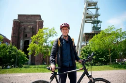 Auf Industriekultur-Tour: Martin Brambach mit dem Fahrrad vor der imposanten Kulisse der Zeche Ewald.