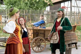Rotk&auml;ppchen (Kathleen Frontzek) freut sich mit ihrer Mutter (Rebecca Immanuel) &uuml;ber deren Freundschaft zum J&auml;ger (Frank Stieren). Konrad (Max von der Groeben) will mit Rotk&auml;ppchen (Kathleen Frontzek) auf seinem Wagen einen Ausflug machen.