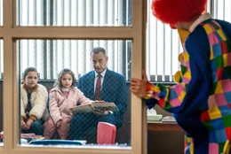 Hinter, v.li: Luna (Christiana Montoya), Abbie (Alessandra Perez), Otto (Tom Hanks).