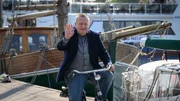 Zu DDR-Zeiten war Jan-Hinrich Reuter (Udo Kroschwald) bereits ein Fan des getöteten Radprofis. Deshalb ist er in diesem kniffligen Fall auch außerhalb des Reviers im Einsatz. Natürlich immer mit dem Rad. Das Radrennen für den guten Zweck hat ihm die Bewegung schmackhaft gemacht... Zu DDR-Zeiten war Jan-Hinrich Reuter (Udo Kroschwald) bereits ein Fan des getöteten Radprofis. Deshalb ist er in diesem kniffligen Fall auch außerhalb des Reviers im Einsatz. Natürlich immer mit dem Rad. Das Radrennen für den guten Zweck hat ihm die Bewegung schmackhaft gemacht...