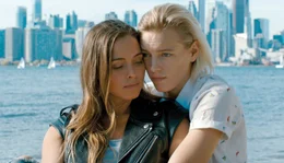 Jasmine (Natalie Krill, li.) und Dallas (Erika Linder) verlieben sich in Toronto ineinander. (Lizenzzeiten bis 30.09.2026)