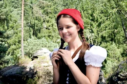 Rotk&auml;ppchen (Kathleen Frontzek) freut sich, dass der Wolf die beiden R&auml;uber, die sie &uuml;berfallen haben, in die Flucht schl&auml;gt.