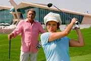 Beim Golfspiel hofft der Hotelmanager Markus Winter (Christian Kohlund) die harte Schale der unnahbaren Touristik-Managerin Sarah Reimers (Sonja Kirchberger) zu durchbrechen. Beim Golfspiel hofft der Hotelmanager Markus Winter (Christian Kohlund) die harte Schale der unnahbaren Touristik-Managerin Sarah Reimers (Sonja Kirchberger) zu durchbrechen.