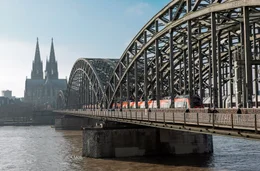 Zug um Zug auf der K&ouml;lner Hohenzollernbr&uuml;cke - Deutschlands meistbefahrene Eisenbahnbr&uuml;cke &uuml;berqueren t&auml;glich 1.250 Z&uuml;ge.