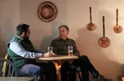 Darren Lakhan (George Bukhari, l.), Alex Ridley (Adrian Dunbar, r.) Darren Lakhan (George Bukhari, l.), Alex Ridley (Adrian Dunbar, r.)