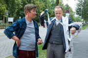 Heinz Kluthes (Holger Handtke, r.) ist verzweifelt: Sein Knöllchenmaster ist kaputt, Falschparker überall und jetzt schlägt Fritz Fuchs (Guido Hammesfahr, l.) auch noch vor, dass Bärstadt einen neuen Spielplatz bekommt. Heinz Kluthes (Holger Handtke, r.) ist verzweifelt: Sein Knöllchenmaster ist kaputt, Falschparker überall und jetzt schlägt Fritz Fuchs (Guido Hammesfahr, l.) auch noch vor, dass Bärstadt einen neuen Spielplatz bekommt.