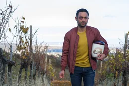 Musa (Deniz Cooper) tr&auml;gt die Asche von Hans und dem Vogel "Schurli" in den Weinberg.