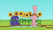 Hase und Elefant gießen die Blumen. Hase und Elefant gießen die Blumen.