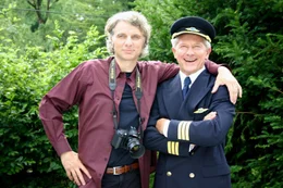 "Die Copiloten", Milan fliegt als Copilot durch die Welt. Sein bester Freund Lothar lebt gut als Werbefotograf. Das Leben im gemeinsamen Doppelhaus ger&auml;t aus den Fugen, als Lothar eine Aff&auml;re mit Milans Tochter Jenny anf&auml;ngt  und Milan sich mit Lothars Freundin Amelie tr&ouml;stet. Die zerstrittenen "Copiloten" m&uuml;ssen gewaltige erotische und sonstige Turbulenzen meistern, bis sie endlich wieder zur gemeinsamen Landung ansetzen k&ouml;nnen.Im Bild (v.li.): Udo Wachtveitl (Lothar Kirschneck), Miroslav Nemec (Milan Franolic).  SENDUNG: ORF2 - SA - 12.01.2013 - 09:55 UHR. - Veroeffentlichung fuer Pressezwecke honorarfrei ausschliesslich im Zusammenhang mit oben genannter Sendung oder Veranstaltung des ORF bei Urhebernennung.  Foto: ORF/BR/Geli Zettl.  Anderweitige Verwendung honorarpflichtig und nur nach schriftlicher Genehmigung der ORF-Fotoredaktion.  Copyright: ORF, Wuerzburggasse 30, A-1136 Wien, Tel. +43-(0)1-87878-13606