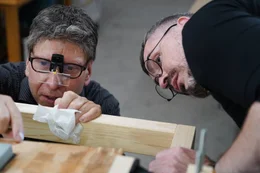 Auch Teamwork ist bei der Konservierung von Gem&auml;lden gefragt.