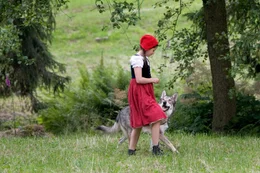 Rotk&auml;ppchen (Kathleen Frontzek) hat noch keine Angst vor dem Wolf.