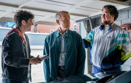 &Uuml;berraschung: Otto (Tom Hanks, M.) schenkt Malcolm (Mack Bayda, l.) im Beisein von Jimmy (Cameron Britton, r.) seinen Wagen.