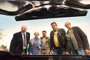L-R: Rudi Birkenberger (Simon Schwarz), Oma Eberhofer (Enzi Fuchs), Leopold Eberhofer (Gerhard Wittmann), Franz Eberhofer (Sebastian Bezzel), Papa Eberhofer (Eisi Gulp).