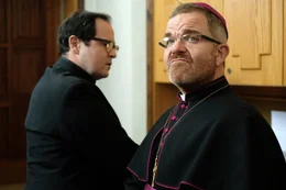 L-R: Priester Benedikt (Thomas Mraz), Bischof (Cornelius Obonya).