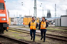 Lokf&uuml;hrer mit Leidenschaft: Lukas Klein (li.) und Sebastian V&ouml;lker kurz vor der Fahrt &uuml;ber K&ouml;lns ber&uuml;hmteste Eisenbahnbr&uuml;cke - die Hohenzollernbr&uuml;cke.