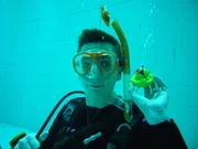 Hoher Druck unter Wasser. &bdquo;pur+&ldquo; Moderator Eric Mayer taucht drei&szlig;ig Meter tief und testet dort: Was macht der hohe Wasserdruck mit einer Gummiente? Und wie gut kann Eric sich in der Tiefe konzentrieren?