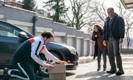 Jimmy (Cameron Britton, l.) kann den Streuner wegen einer Katzenallergie nicht behalten und schenkt ihn im Beisein von  Marisol (Mariana Trevi&ntilde;o, M.) Otto (Tom Hanks, r.).