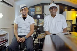 Die Musiker Larry Davis (li.) und Alfonso Carey (re.) von der Begleitband der Village People erz&auml;hlen von ihren Erfahrungen in den Clubs, in denen sie spielten.