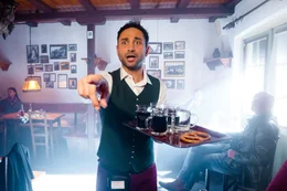 Musa (Deniz Cooper) hilft als Kellner im Heurigen "Reblaus" aus.