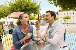 Susi (Lisa Maria Potthoff), Karl-Heinz Fleischmann (Gedeon Burkhard).