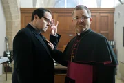 Priester Benedikt (Thomas Mraz), Bischof (Cornelius Obonya).