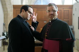 Priester Benedikt (Thomas Mraz), Bischof (Cornelius Obonya).