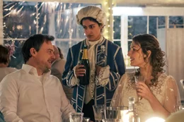 v.li.: Florian (Johannes Allmayer), Sebi (Banafshe Hourmazdi) und Leonie (Mira Benser)