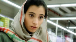 Aischa (Zeynep Bozbay).